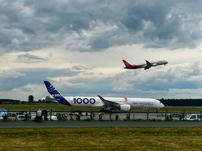 Airbus zeigt sein aktuell größtes Langstreckenflugzeug, den A350-1000.