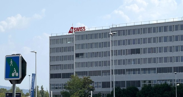 Das markante Swiss-Gebäude am Flughafen Basel: Mehr drin los, als man denkt.
