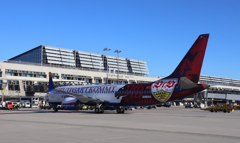 Boeing 737 Max 8 von Sun Express: Das Flugzeug trägt eine VFB -Stuttgart-Lackierung.