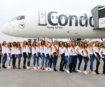 Glückliche Miss-Germany-Kandidatinnen vor Condor-Flugzeug: Trotz Verspätungschaos kamen sie diesen Sommer pünktlich zur Wahl.