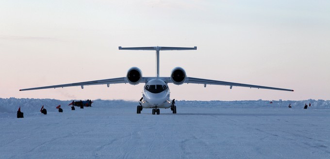 Die Antonov An-74 landet auf einer Eispiste, ...