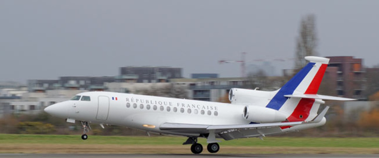 Diese Lackierung trägt etwa die Dassault Falcon 7X der Regierung.