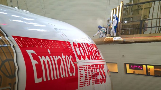 Airbus A380 mit Speziallackierung für Emirates Courier Express: neuer Dienst.