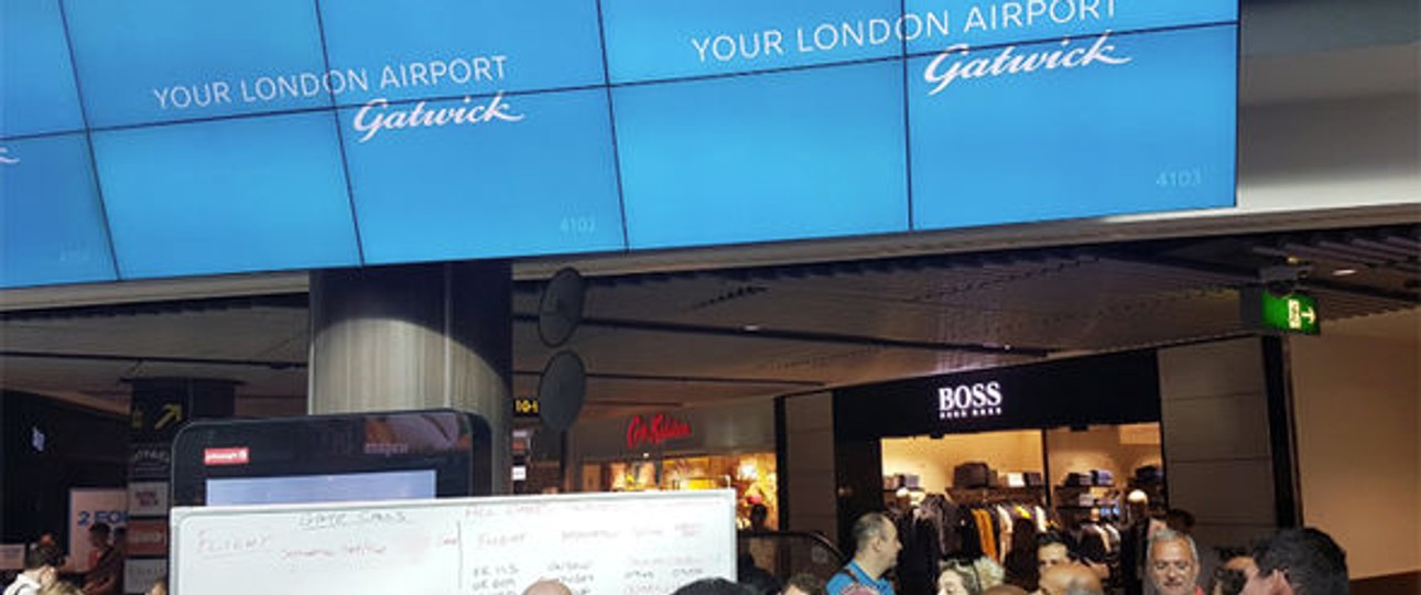 Tafeln statt elektronischer Anzeigen: Das Chaos in Gatwick.