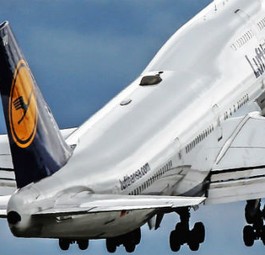 <strong>Frankfurt:</strong> Länger gehts ab dem größten deutschen Flughafen nicht als mit Lufthansa nach Buenos Aires. Distanz: 11.500 Kilometer. Flugdauer: 13:50 Stunden. Ebenfalls lang dauern die Flüge nach Singapur (Lufthansa) und Kuala Lumpur (Condor).