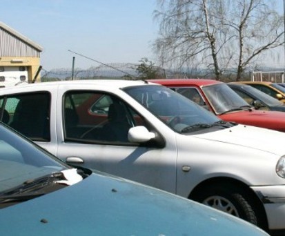 Was mit dem Besitzer des verwahrlosten, weißen Renaults passiert ist, weiss niemand: Der Flughafen Frankfurt Hahn versteigerte dieses und 12 weitere Autos, die hinterlassen wurden.
