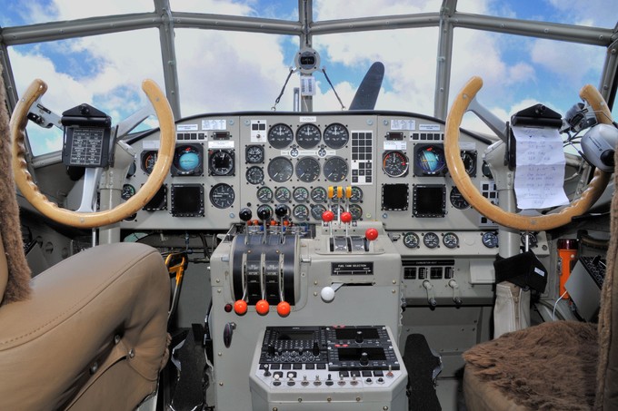 Blick ins Cockpit der historischen Maschine.