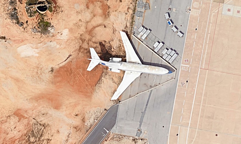 Die verlassene Boieng 727-100 am Flughafen Faro: Das Flugzeug landete am Airport am 11. April 2007.