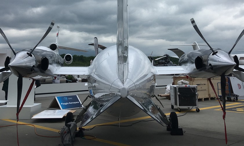 P-180 Avanti Evo bei der Messe Ebace in Genf: Die Propeller des Piaggio-Fliegers zeigen nach hinten.