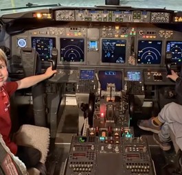 Der Junge mit seiner Schwester im Cockpit einer Southwest-Boeing: Er wurde vim Airlinechef eingeladen.
