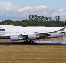 Boeing 747 von Lufthansa sitzen in Twente fest