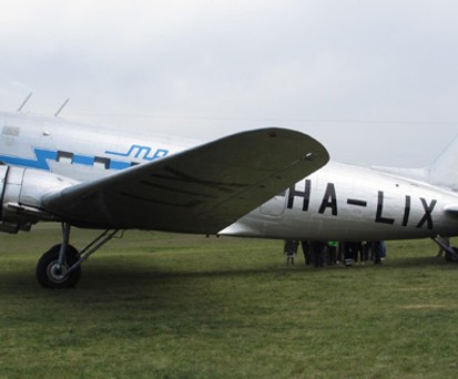 Die Li-2 in der Retrobemalung der ungarischen Fluggesellschaft Malev, welche im Jahre 1946 gegründet wurde. Wegen Liquiditätsproblemen musste sie den Flugbetrieb im Jahre 2012 einstellen.