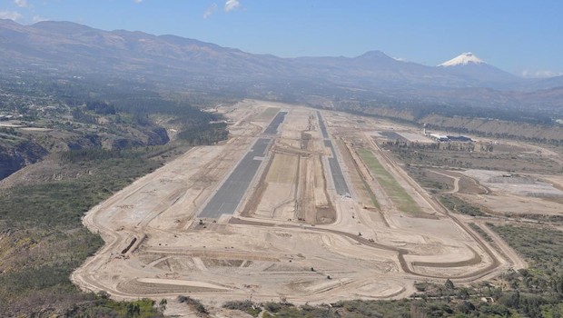 Der Flughafen liegt rund 25 Kilometer außerhalb Quitos in einem Becken der Anden auf mehr als 2100 Metern über dem Meer.