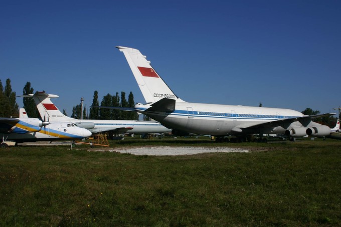 Prototyp der Ilyushin Il-86, dahinter eine Ilyushin Il-62.