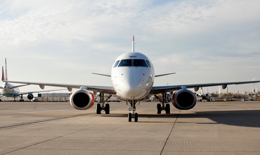 Embraer E195 von Austrian Airlines: In solch ein Flugzeug drang der Mann ein.