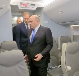 Russlands Ministerpräsident Mikhail Mishustin betritt die neu gebaute Tupolev Tu-214: Der Economy Class ...