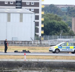 Die neun Demonstranten sind am Dienstagmorgen auf die Piste des London City Airports gelangt.
