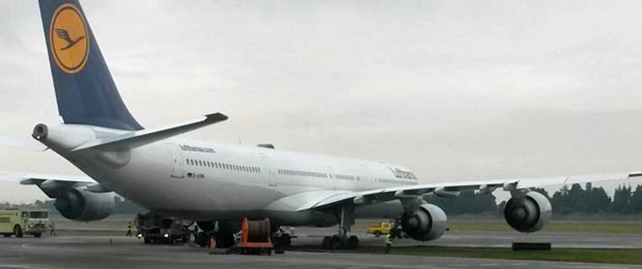 Der festgefahrene Airbus A340: Inzwischen wurde er abgeschleppt.