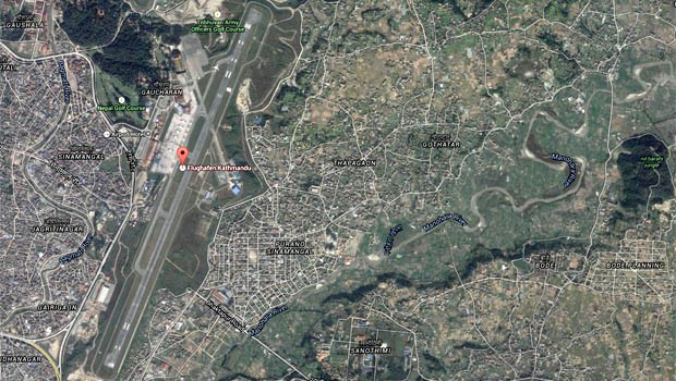 Der Flughafen liegt leicht erhöht über der Stadt und hat nur eine grosse Piste.