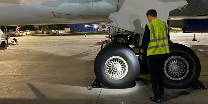 Kapitän Thomas Friedrich unterzieht das Flugzeug einer Sichtkontrolle.