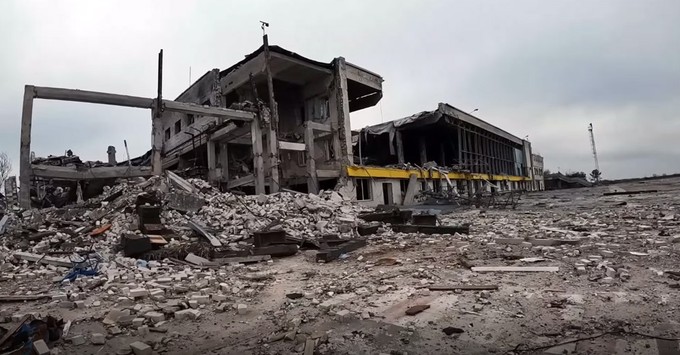 Die zerstörte Vorfahrt des Flughafens. Vor dem Krieg nutzten 150.000 Reisende pro Jahr den Airport.
