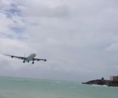 Air-France-A340 im Anflug: Stürmisches Wetter.