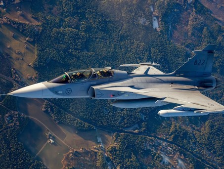 Saab Gripen mIt Arexis-EAJP. Die Abkürzung steht für Electronic Attack Jammer Pod.
