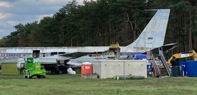 Die historische Boeing 707 auf dem Gelände des ehemaligen Flughafens Berlin-Tegel. Auf diesem Bild besteht sie noch aus einem Teil.