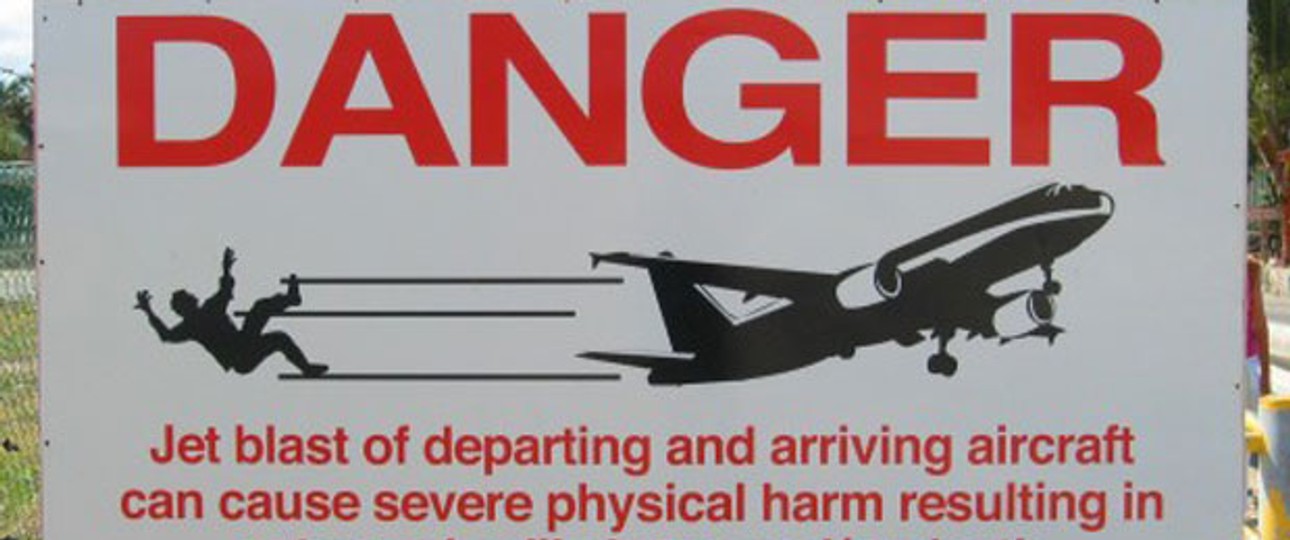 Warnschild am Flughafen: Sie sollen deutlicher werden.