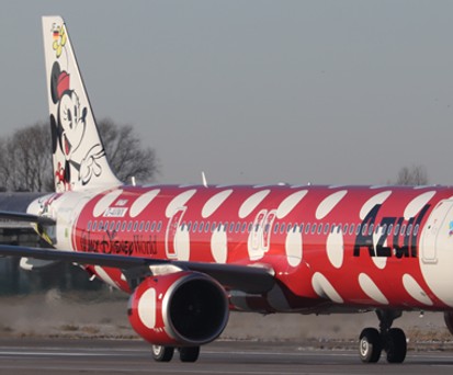 Der Airbus A321 Neo im Minnie-Mouse-Design.