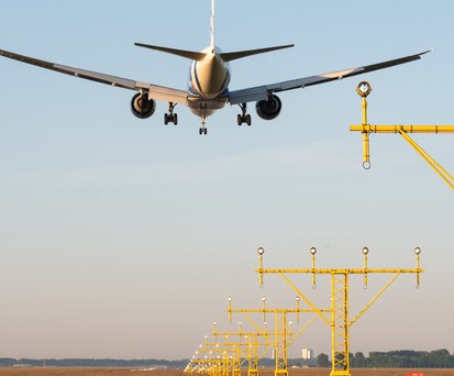 Landendes Flugzeug in Amsterdam: Die Regierung will die Zahl der Flüge beschränken.