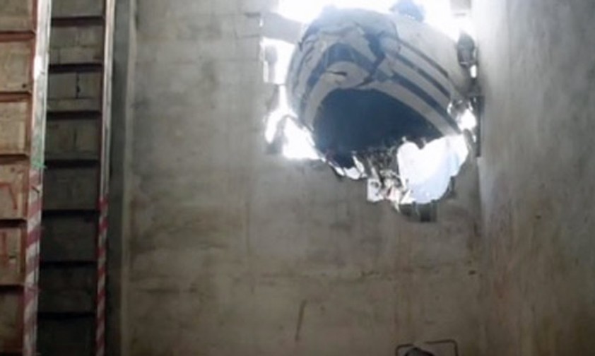 So heftig ließ der Sturm das Flugzeug ins Haus krachen