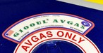 G100UL-Avgas-Sticker: Gami hat jetzt eine Raffinerie gefunden.