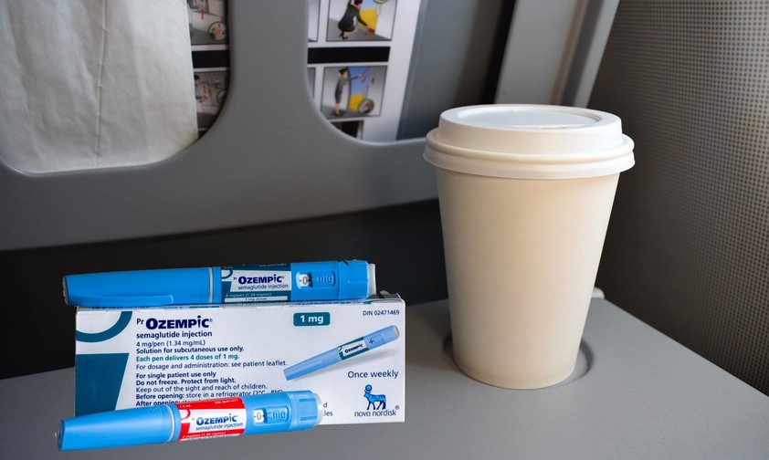 Eine Schachtel Ozempic auf einem Flugzeugtisch: Airlines könnten durch leichtere Reisende Millionengewinne entstehen.