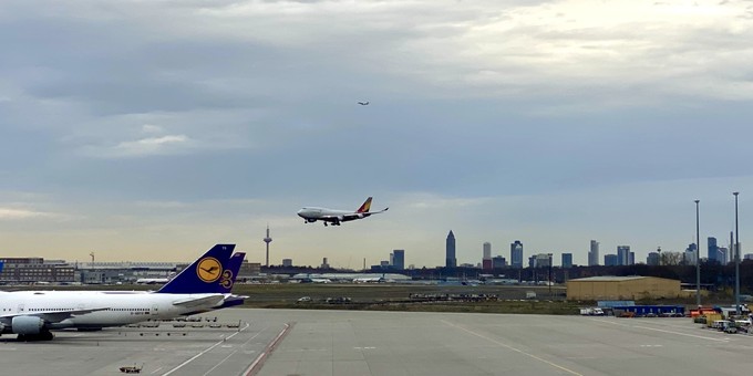 ... von hier Flugzeugfotos vor der Skyline möglich sind.