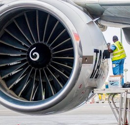 Mechaniker von TAAG: Derzeit setzt die Fluggesellschaft noch auf Boeing 777.