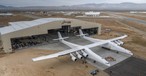 Das Flugzeug von Stratolaunch Systems: Zum ersten Mal an der frischen Luft.