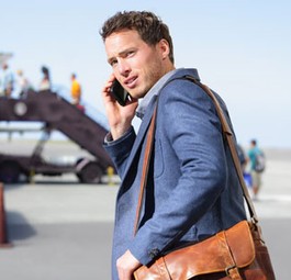 Ohne Handy geht nicht: Offenbar leiden mehr als die Hälfte aller Passagiere, wenn sie ihr Mobilgerät nicht verwenden dürfen.
