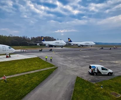 Am 18. April waren die drei Lufthansa-Jumbos (im Bild zwei in der Mitte zu sehen, einer rechts zu erahnen) ...