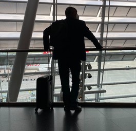 Am Flughafen: Auch Reisen in die USA sind bald für viele Menschen wieder möglich.