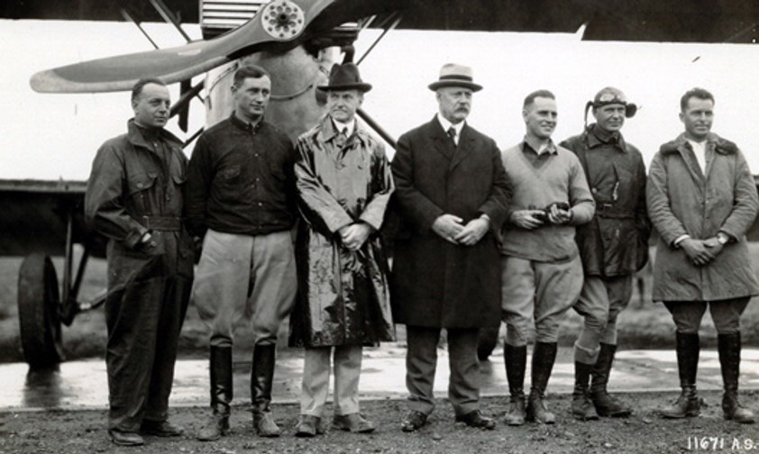 Empfang in Washington: US-Präsident Calvin Coolidge (3. von links im Regenmantel) begrüßte die Piloten auf dem Flugfeld von Washington persönlich.