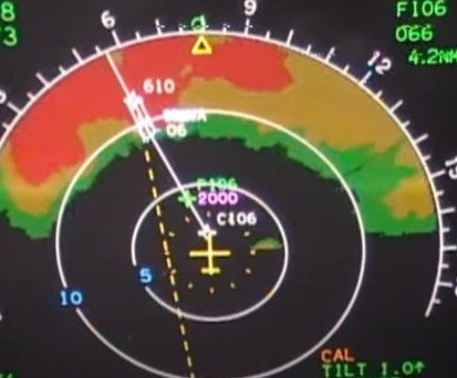 Dieses Flugzeug fliegt direkt in ein Gewitter
