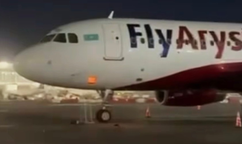 Airbus A320 von Fly Aryztan: Es scheint unterhalb des Cockpits zu brennen.