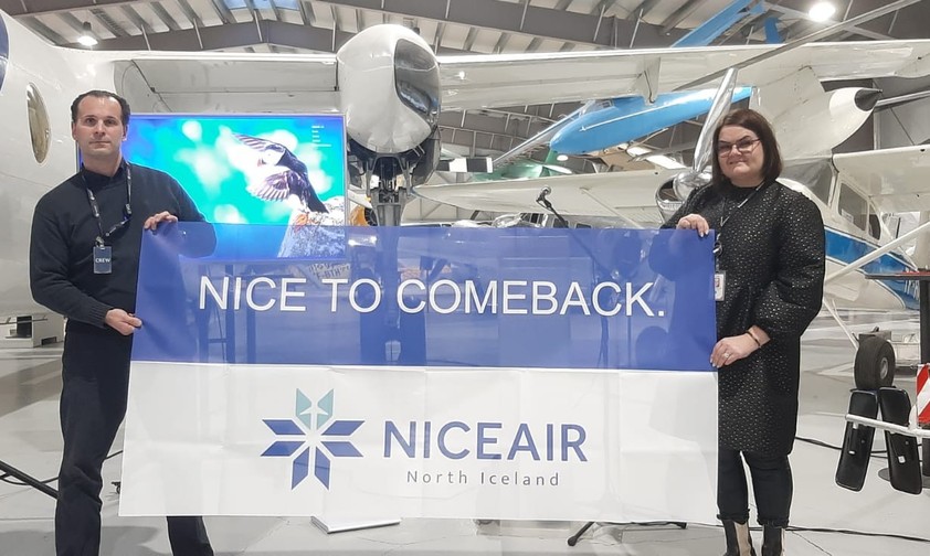 Niceair-Gründer Martin Michael (rechts) und XXX Pressechefin vom Flughafen Akureyri (links): Ab Februar gibt es wieder Verbindungen nach Europa. 