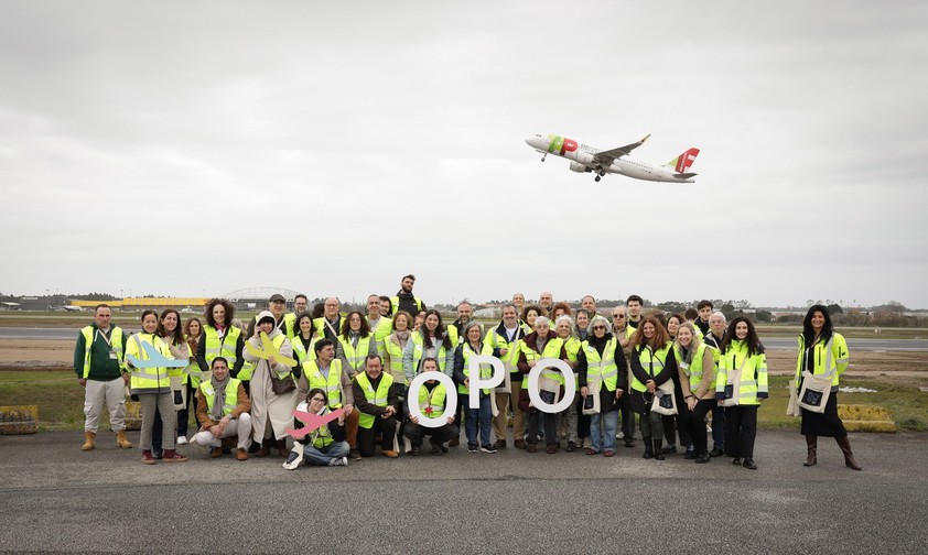 Mitarbeitende am Flughafen Porto: Im Hintergrund ein Flugzeug von Tap.