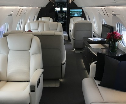 ... während die G500 von innen etwas sportlicher aussieht. Beide Jets können bis zu 19 Passagiere transportieren.