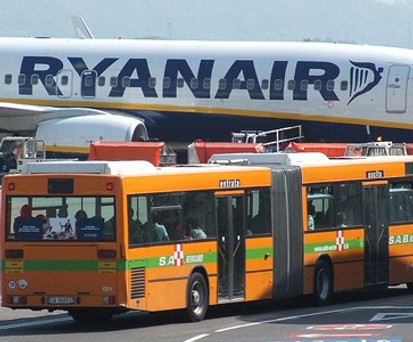 Flieger von Ryanair in Bergamo: Insbesondere Passagiere von Billigfliegern sind von der Umleitung betroffen.