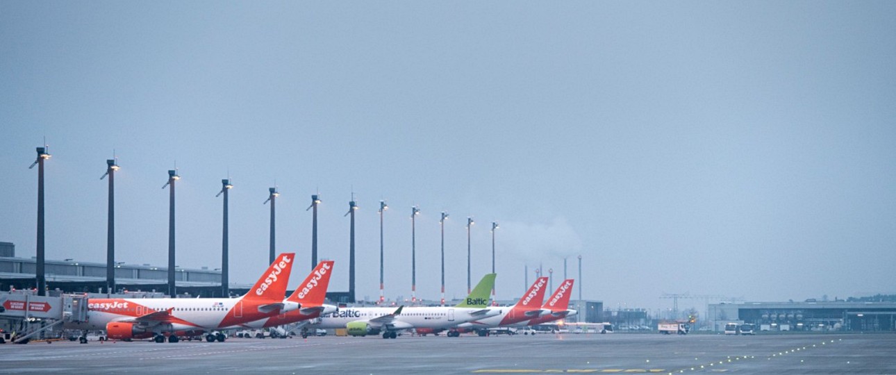 Flugzeuge von Easyjet und Air Baltic am BER: Preise noch nicht wieder auf Niveau von 2019.