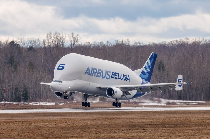 2022 gründet Airbus eine kommerzielle Frachtairline für sehr große Güter: Airbus Beluga Transport. Sie setzte auf die Belugas der älteren Generation. Im Januar 2025 wurde allerdings bekannt, dass sie den Betrieb einstellt. Die fünf Flugzeuge werden schrittweise aufgeflottet. «Geplant ist, die Beluga-ST-Flugzeuge auszustellen oder für Bildungszwecke zu nutzen - entsprechende Möglichkeiten sind derzeit in Prüfung», erklärte Airbus Anfang Dezember gegenüber aeroTELEGRAPH.
