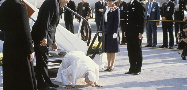 Ein Kuss für den Airport: Papst Johannes Paul II. 1982 in Gatwick.